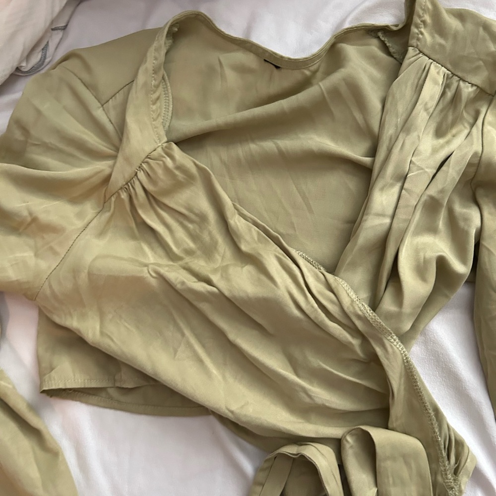 Women’s cropped wrap to tie shirt. Has shoulder pads but can be removed